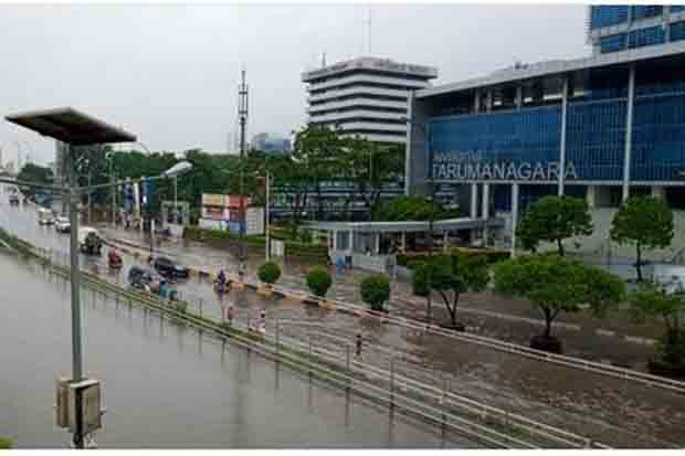 Jalan S Parman Terendam Air 50 Cm, Tol Grogol Tak Bisa Dilintasi