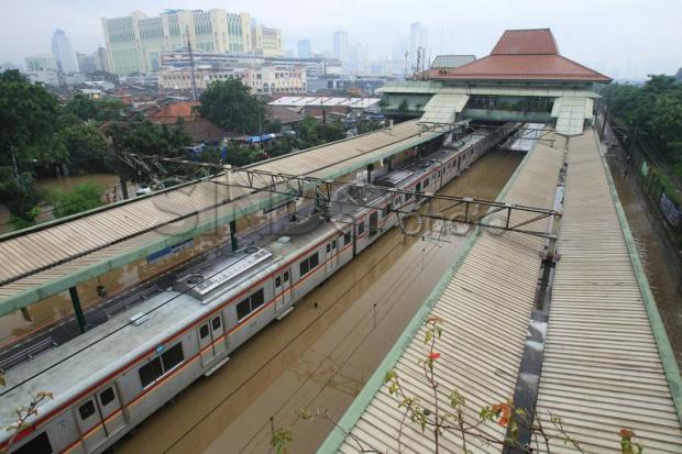 Terdampak Banjir, Sejumlah Perjalanan KA Area Daop 1 Jakarta Alami Gangguan
