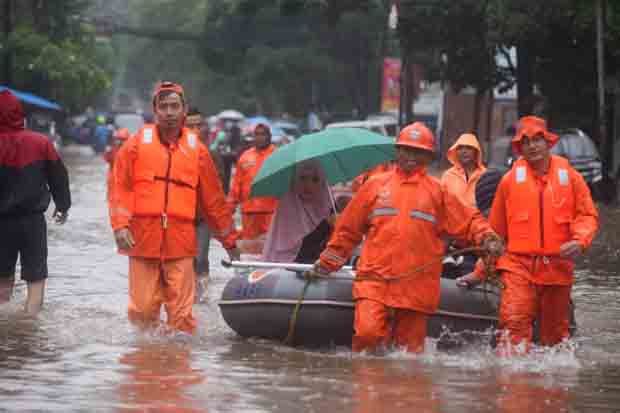 Kebanjiran, Petugas Damkar Jakpus Evakuasi Orangtua dan Warga Sakit