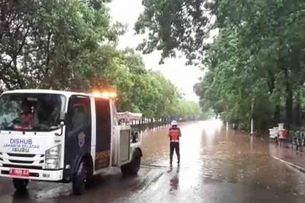 Jalan TB Simatupang Banjir, Kendaraan Dialihkan ke Jalan Tol