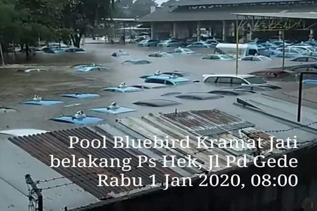 Jakarta Banjir, PuluhanTaksi Blue Bird Tenggelam di Pool Kramat Jati