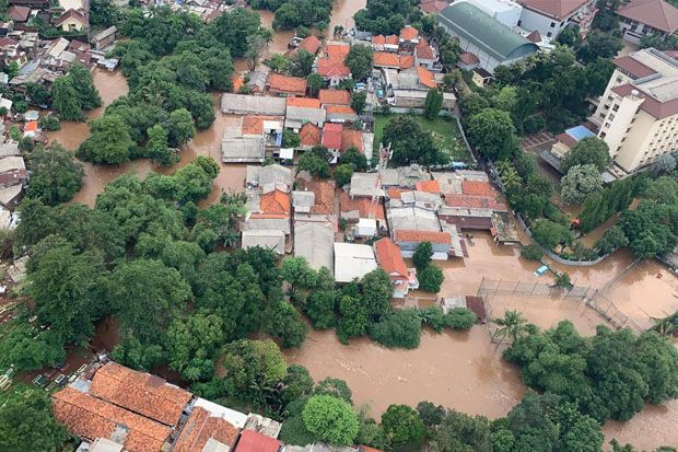 Kawasan Kemang Terendam Banjir Setinggi Dada Orang Dewasa