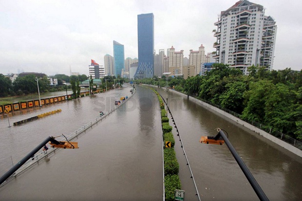 Terendam Banjir, Tol Kebon Jeruk Menuju Tangerang Lumpuh