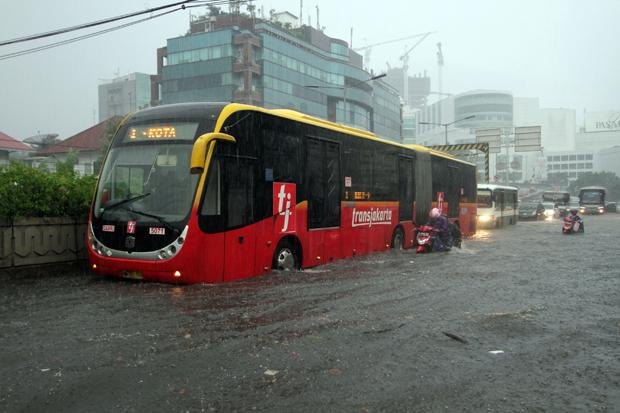 Jakarta Banjir, Sejumlah Rute Transjakarta Alami Perpendekan Sampai Stop Operasi