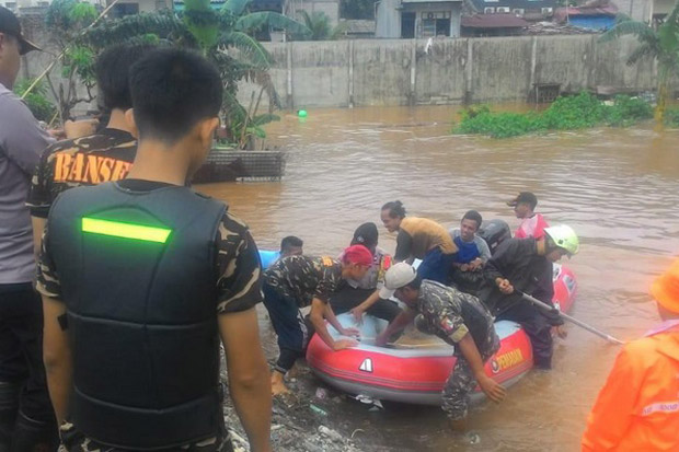 Banser NU Turun Langsung Evakuasi Korban Banjir di Jabodetabek