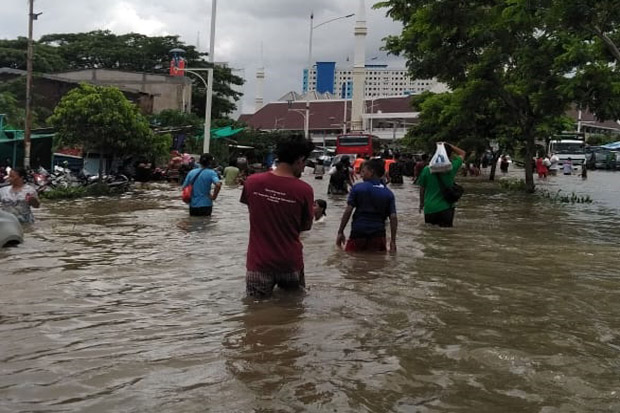 Banjir Masih Tinggi, Sejumlah Wilayah di Jakarta Terisolir