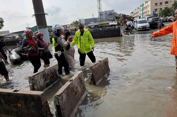 Banjir, Polantas Bantu Evakuasi Ibu Akan Melahirkan di Daan Mogot