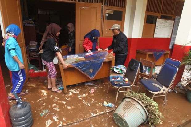 Terendam Banjir, Barang-barang di Gedung SDN Pangkalan Jati 2 Rusak