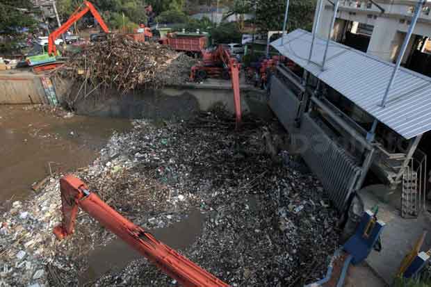 Terseret Banjir, 57 Truk Angkut Sampah dari Pintu Air Manggarai