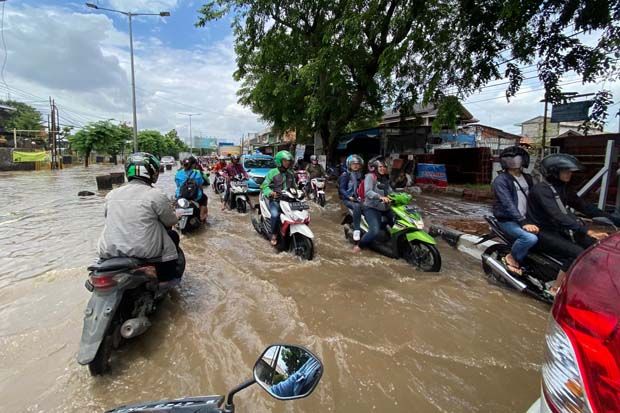 6 Warga Bekasi Tewas Terdampak Banjir dan Longsor