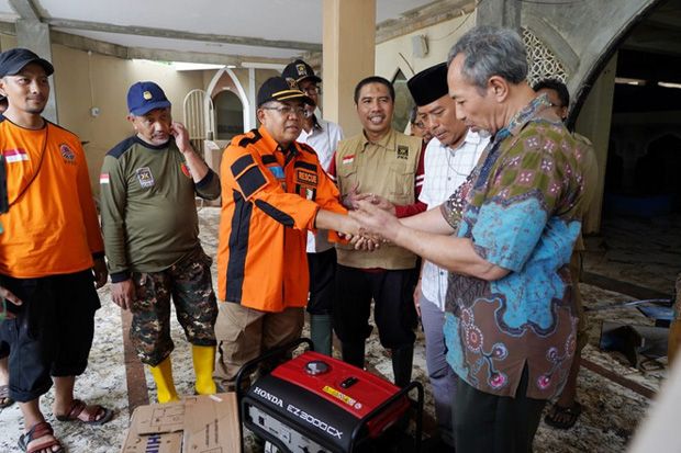PKS DKI Kerja Bakti dan Beri Bantuan untuk Korban Banjir