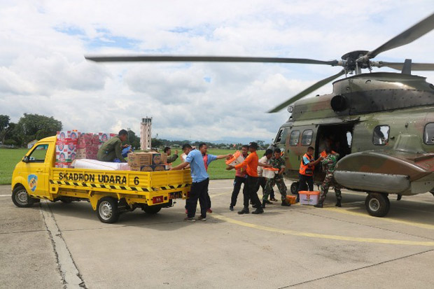 Warga Terisolir, Helikopter Super Puma Dikerahkan Kirim Logistik