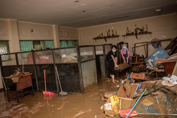 Banjir Surut, Anies Ajak Masyarakat Kerja Bakti Bantu Warga Terdampak