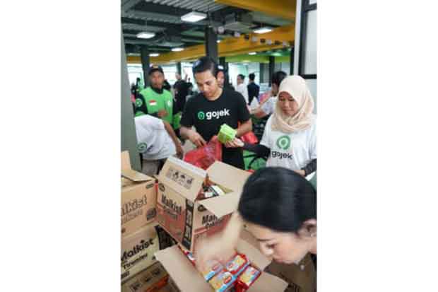 Ratusan Relawan Gojek Salurkan Ribuan Paket untuk Korban Banjir