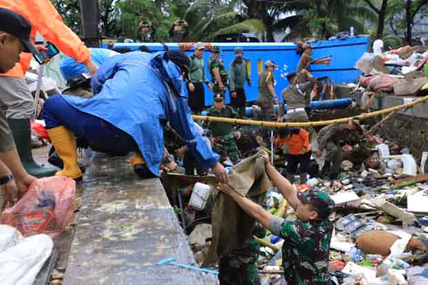 Ribuan Petugas Gabungan Kerja Bakti Angkut Sampah Sisa Banjir