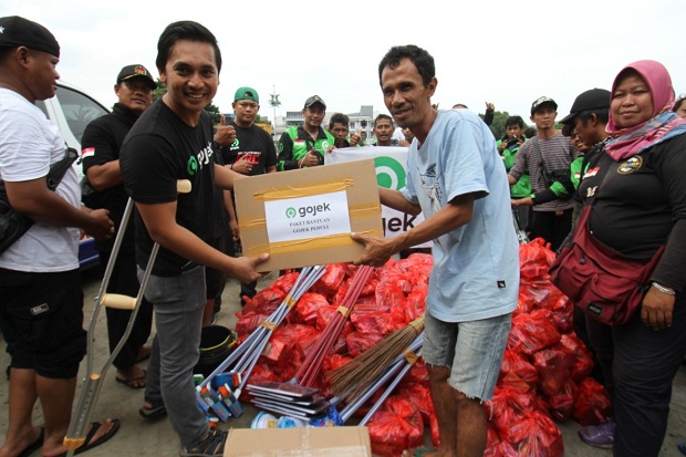 Relawan Mitra dan Karyawan Gojek Salurkan 4.000 Bantuan untuk Korban Banjir