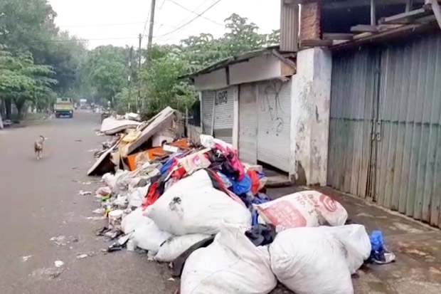Bau Menyengat, Sampah Bekas Banjir Memenuhi Jalanan Jakarta Barat