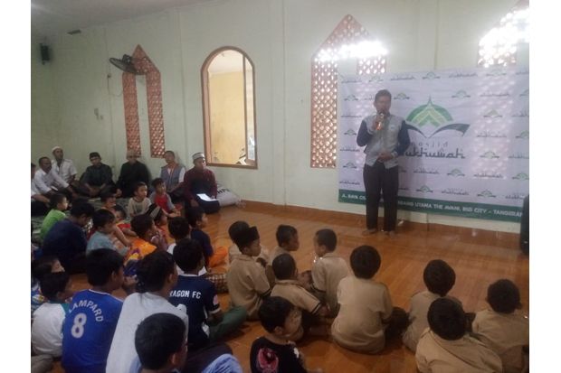 Relawan DKM Masjid Al Ukhuwah Beri Trauma Healing untuk Korban Banjir