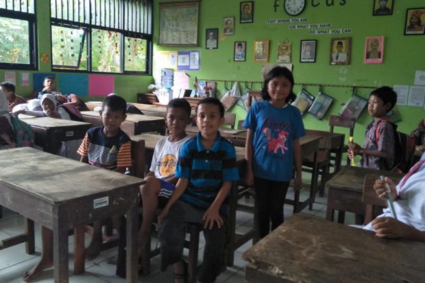 Anak-anak Korban Banjir Diizinkan Kenakan Pakaian Bebas untuk Sekolah