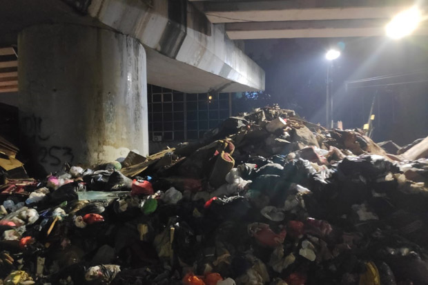 Dinas LH Jakarta Timur Angkut 6.250 Kubik Sampah Sisa Banjir 2020