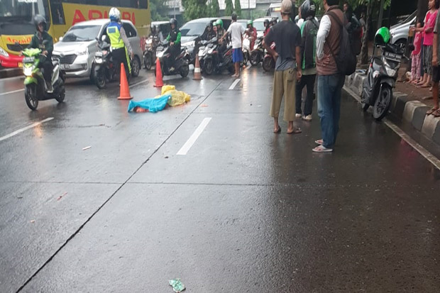 Terlindas Tronton, Pemotor Warga Pondok Aren Tewas di Jalan S Parman