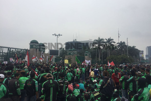 Demo Ojol, Polisi Tutup Jalan Medan Merdeka Barat