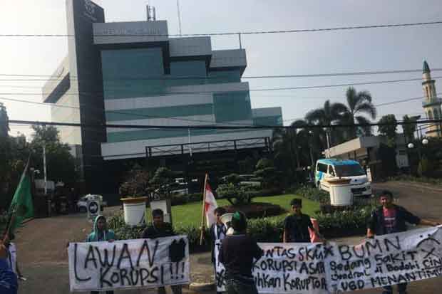 HMI Ubhara Jaya Gelar Aksi Unjuk Rasa di depan PT Asabri