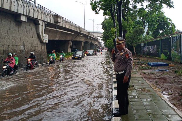 Jalan Depan Kampus Atmajaya Terendam Banjir