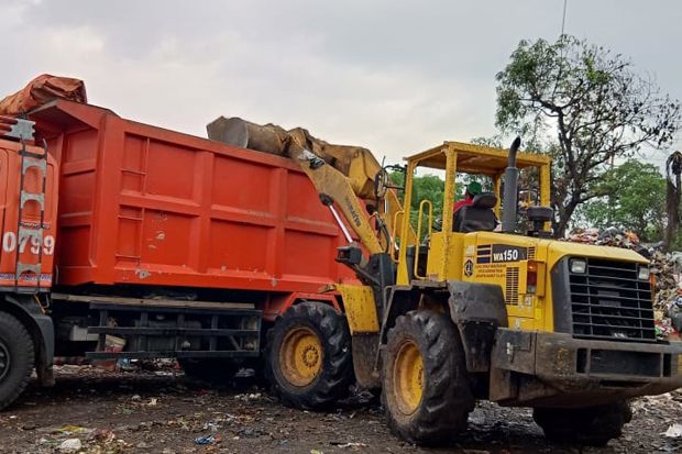 Tumpukan Sampah Sisa Banjir Masih Menggunung di Jakarta Barat