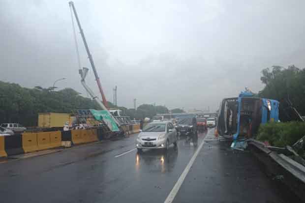 Kecelakaan Tunggal di Tol Kapuk, Sopir Bus Damri Mengantuk