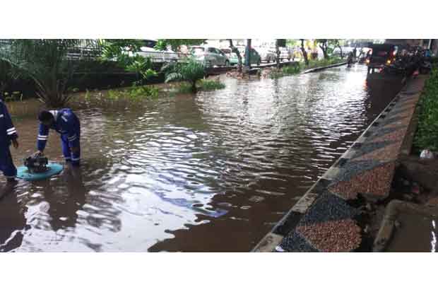 Diguyur Hujan Semalam, Jalan Yos Sudarso Tergenang