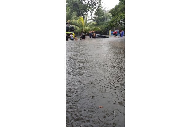 Sunter Tergenang Banjir, Minibus Nyaris Tenggelam