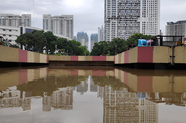Underpass Penghubung Jakarta Pusat dan Utara Tergenang Banjir Setinggi 5 Meter