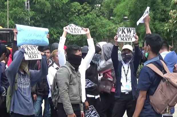 Tagih Perjanjian Kerja, Pegawai Magang Demo PT Transjakarta