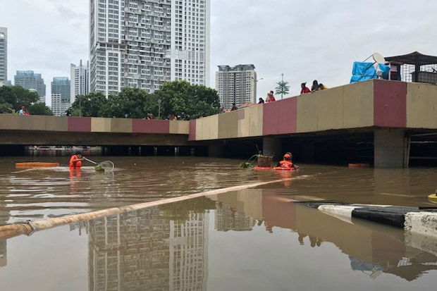 Underpass Kemayoran Banjir 4 Meter, Puluhan Petugas dan Mobil Damkar Diterjunkan