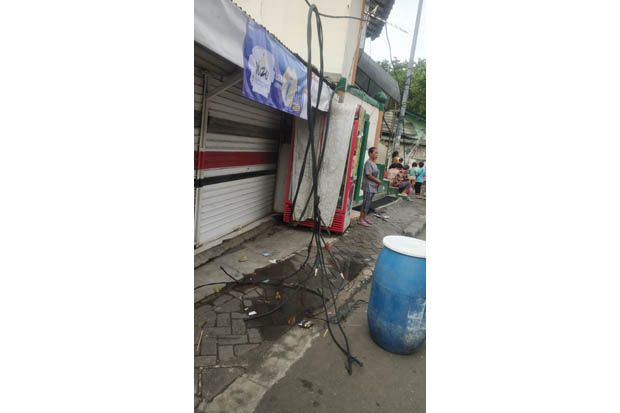 Kabel Dialiri Listrik Menjuntai di Tanjung Duren