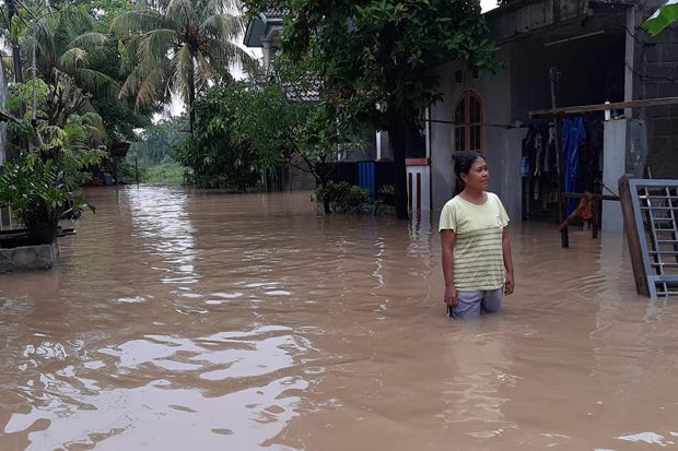 Tanggul Jebol, Banjir di Perumahan Gelam Jaya Pasar Kemis Meluas