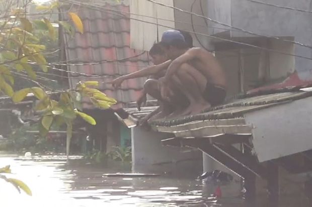 Tanggul Jebol, Banjir di Periuk Damai Capai Atap Rumah