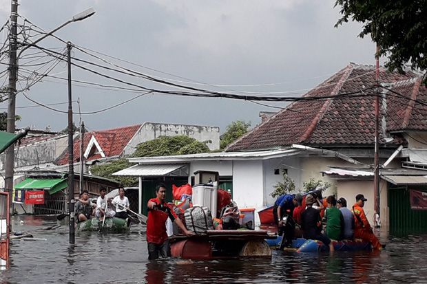 Sudah 3 Hari, Banjir di Perumahan Mutiara Pluit Tangerang Masih Setinggi Atap