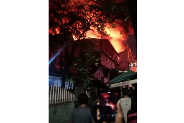 Puluhan Bangunan Semi Permanen di Taman Sari Terbakar