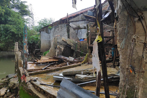 Rumah Roboh Diterjang Banjir, Warga Cipinang Melayu Menanti Bantuan