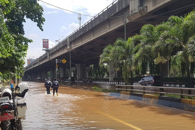 Banjir Rendam Jalan Yos Sudarso, Pemotor Dialihkan Lewat Tol Podomoro