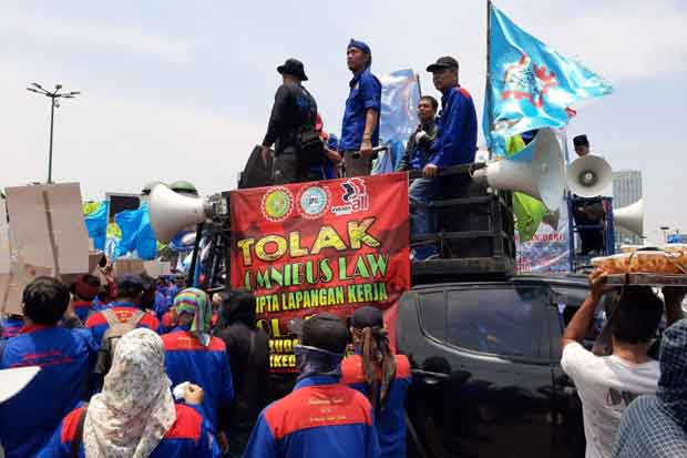 Ribuan Personel Gabungan Amankan Demo Buruh Tolak Omnibus Law di DPR