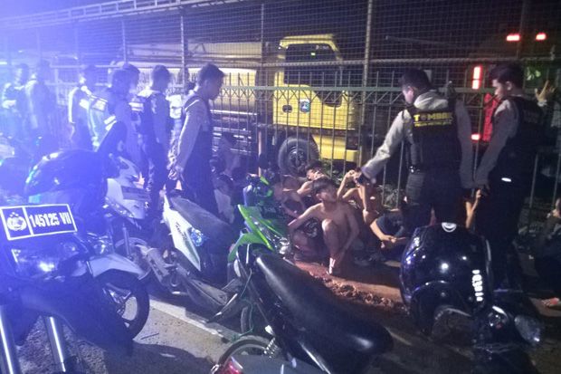 Ciduk 17 Remaja di Menteng, Polisi Sita Celurit dan Tembakau Gorila