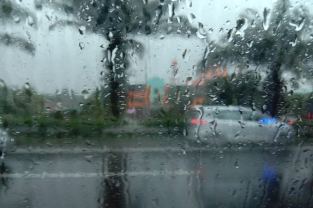 Cuaca Akhir Pekan, Jakarta Diguyur Hujan Disertai Petir dan Angin Kencang