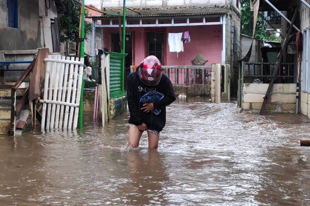 Hujan Guyur Jakarta, Warga Cipinang Melayu Bersiap Mengungsi
