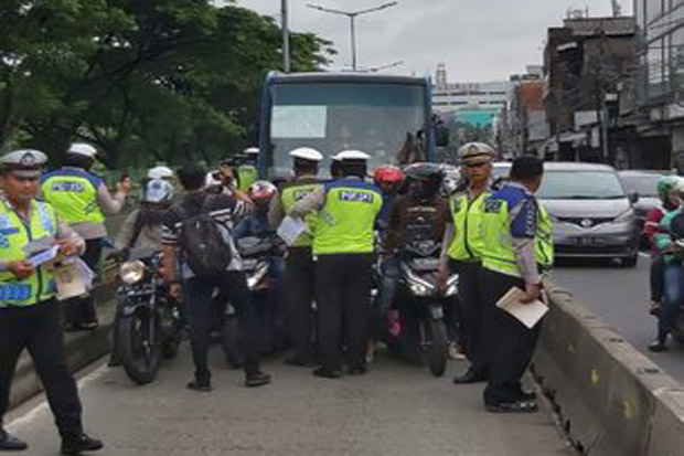 Polisi Ramai-ramai Tilang Penerobos Busway, Netizen Sindir soal ETLE