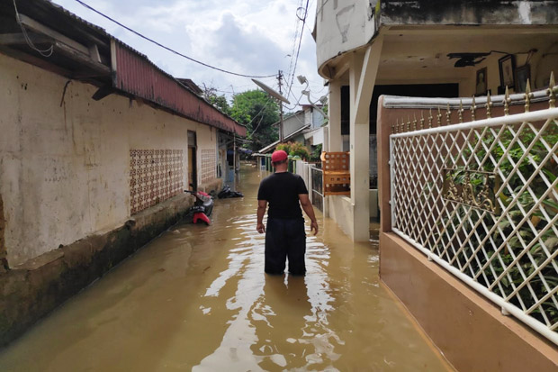 Ciliwung Meluap, Banjir 1 Meter Rendam Permukiman Warga di Cawang