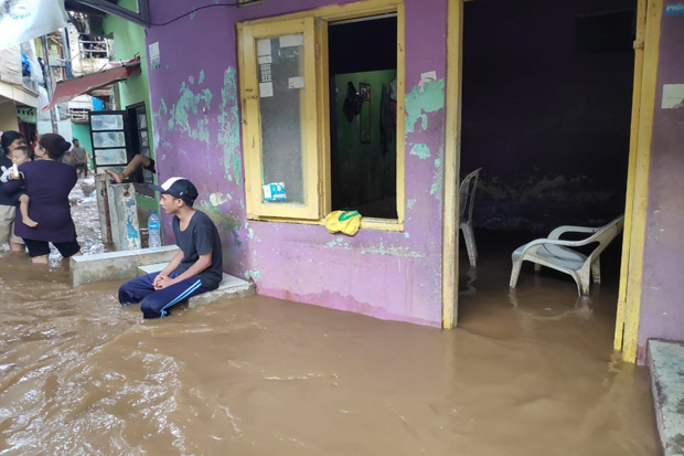 Air Kali Ciliwung Terus Naik, Banjir Kepung 16 RT di Kampung Melayu