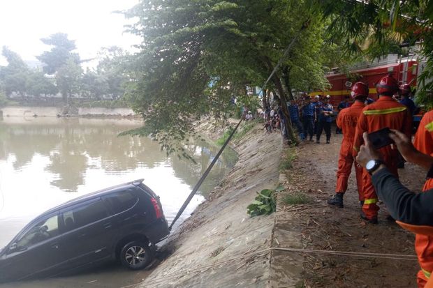 Akibat Tak Hati-hati, Mobil Nyebur ke Setu Mangga Bolong